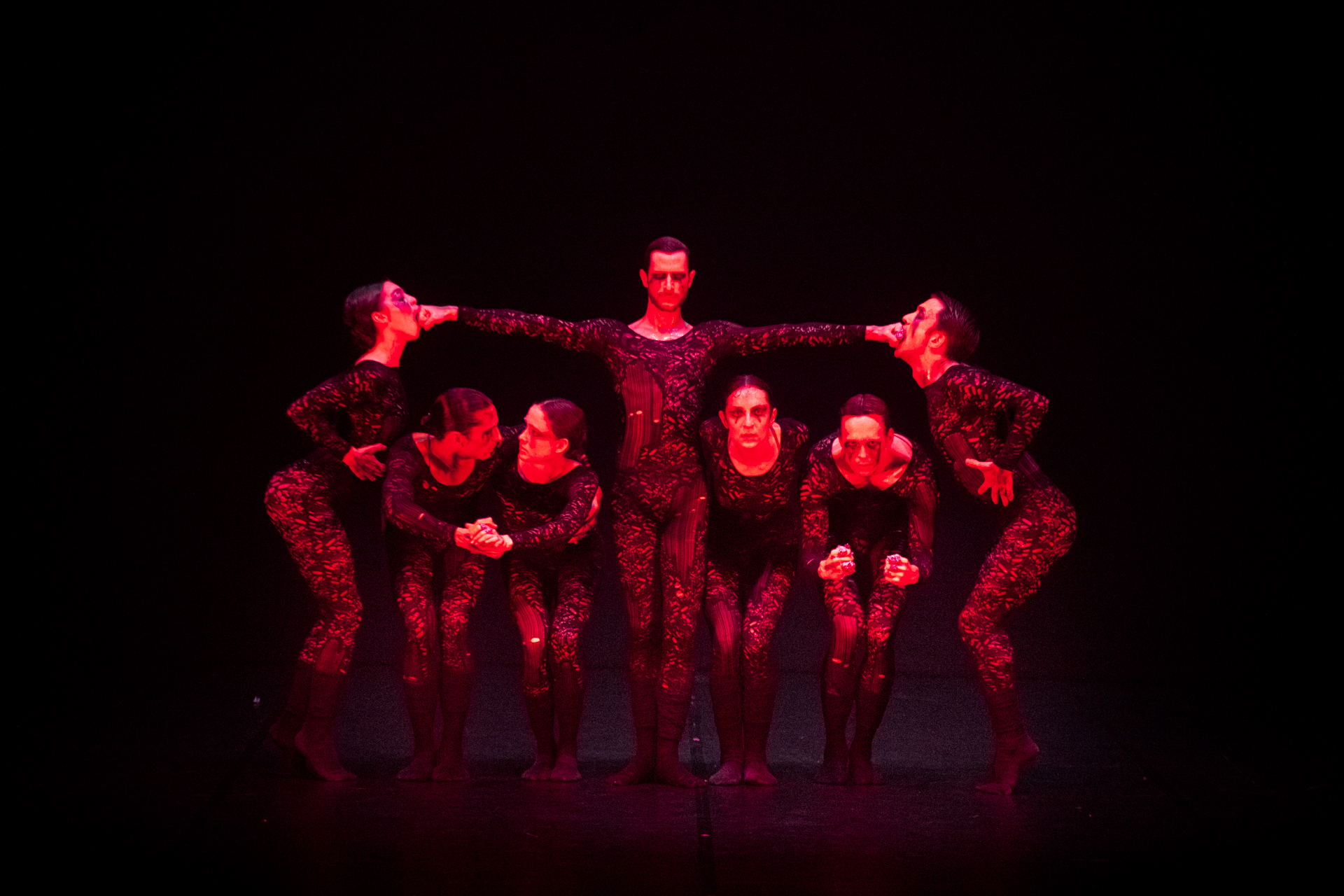 Performance di danza intensa al Festival di Spoleto con ballerini rossi