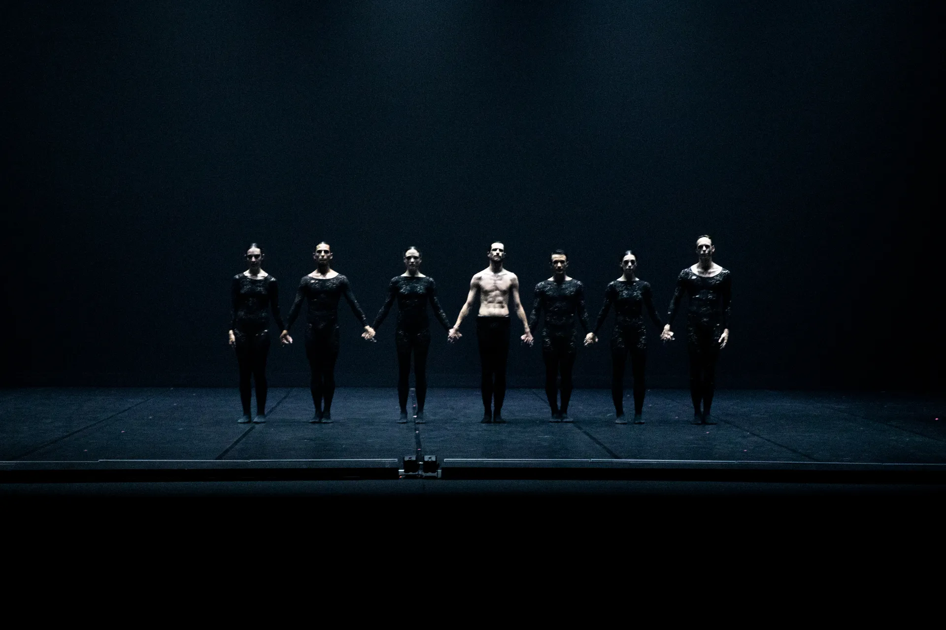 Festival di Spoleto: Dark contemporary dance performance with synchronized dancers