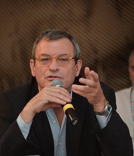 Ospite al Festival di Spoleto parla al microfono con gesto animato