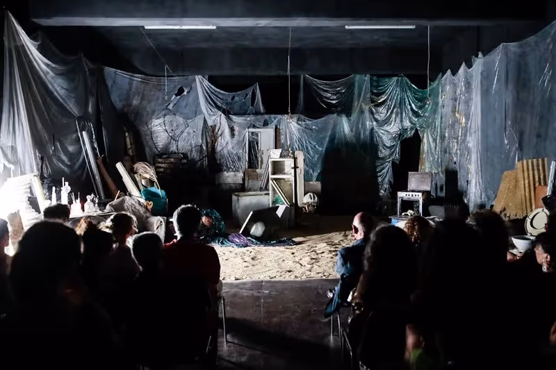 Performance teatrale suggestiva al Festival di Spoleto, con pubblico e scenografia