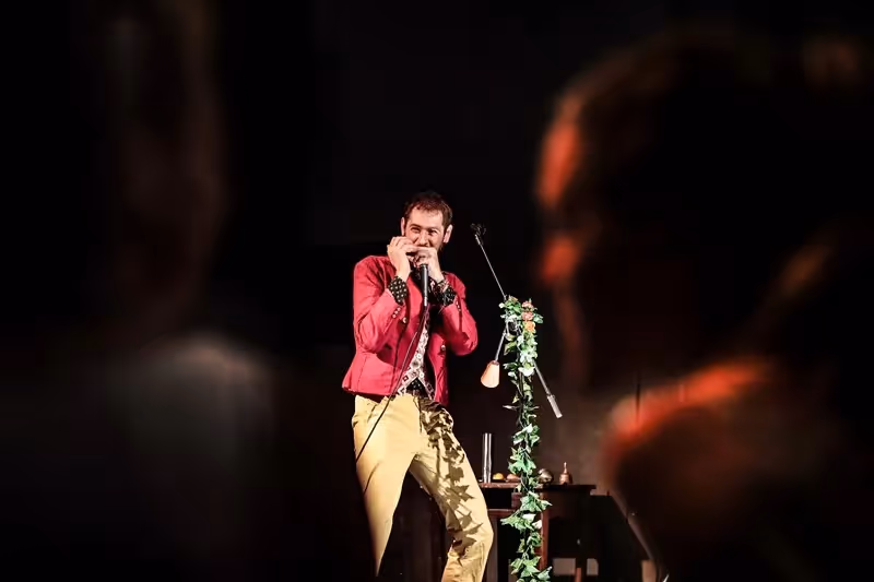 Esibizione musicale al Festival di Spoleto, cantante in giacca rossa sul palco