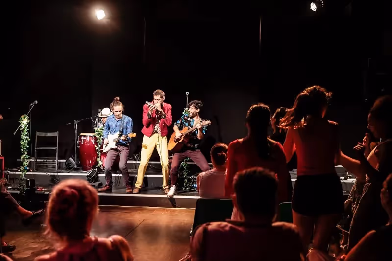 Concerto energico al Festival di Spoleto con band sul palco e pubblico coinvolto