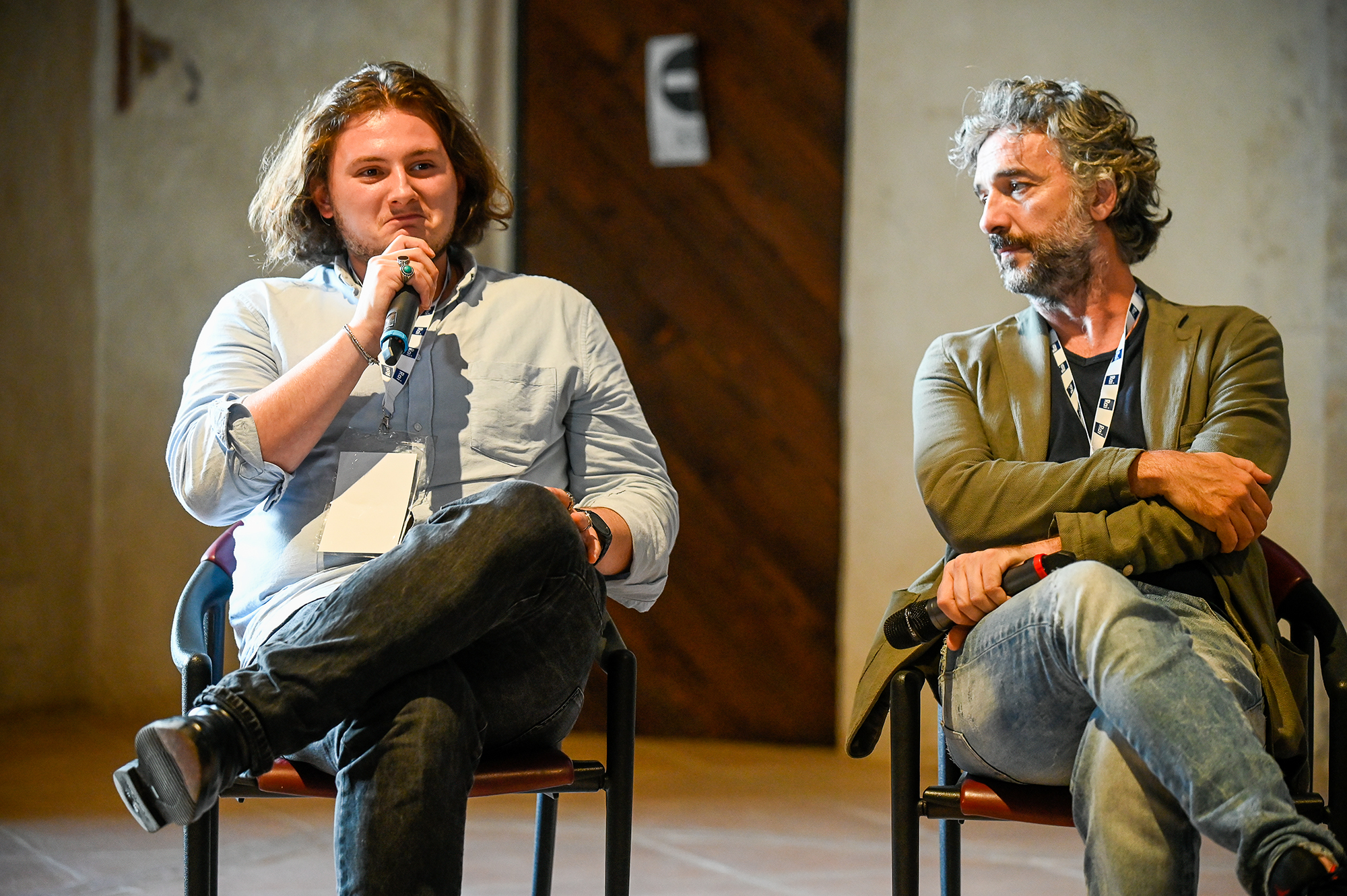 Dibattito al Festival di Spoleto con due artisti seduti e microfono