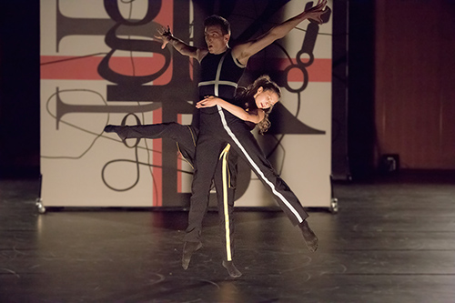 Danzatori sul palco durante il Festival di Spoleto, movimenti astratti