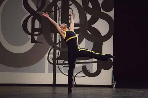 Ballerina in nero e giallo si esibisce al Festival di Spoleto