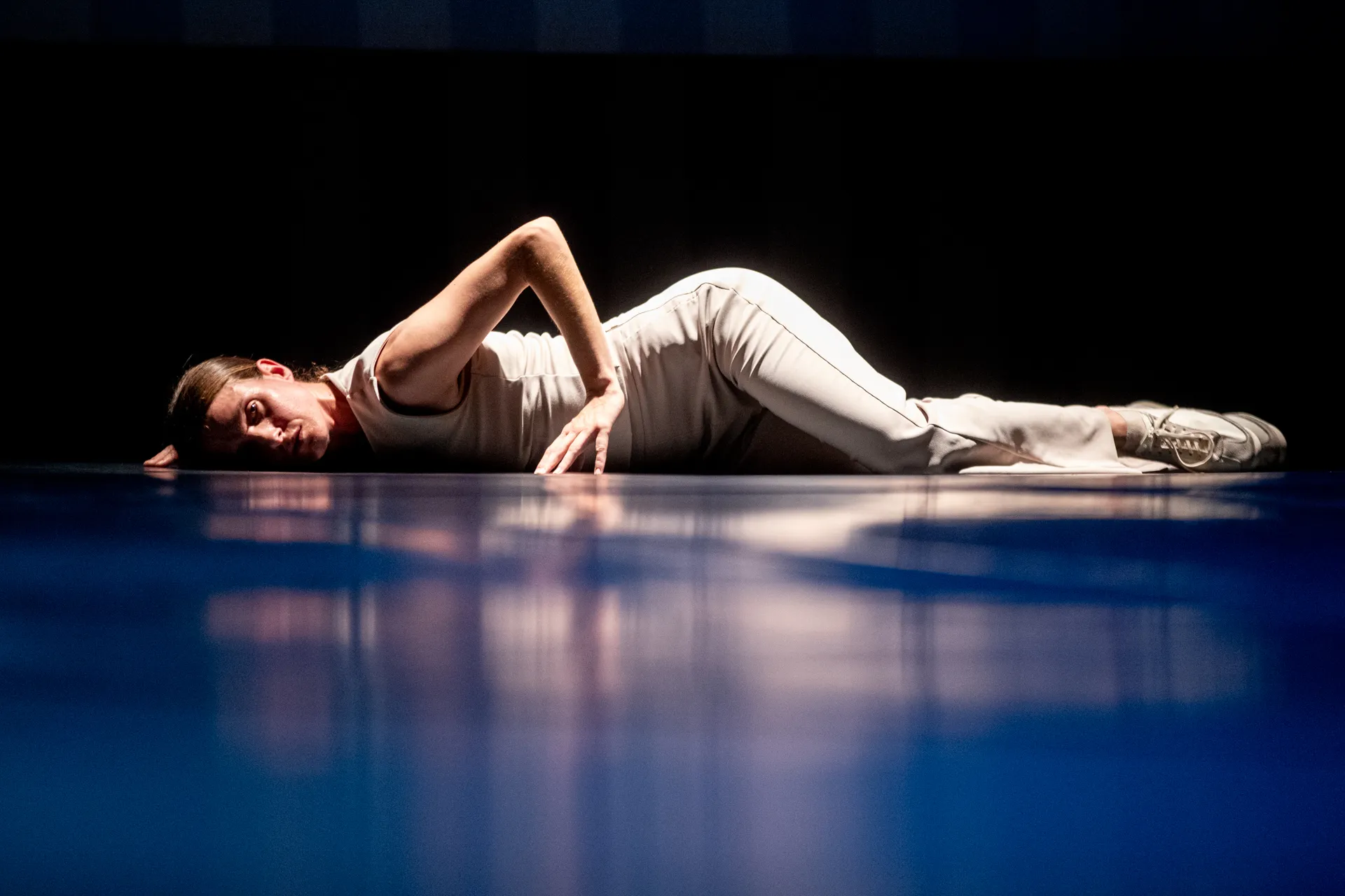 Performer sdraiata sul palco durante il Festival di Spoleto, movimento espressivo