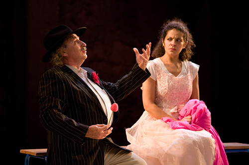 Attori sul palco durante il Festival di Spoleto, in costume teatrale