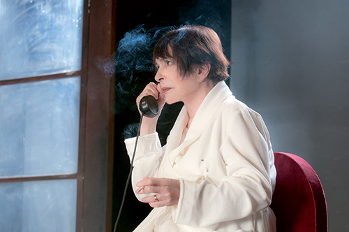 Donna al telefono durante il Festival di Spoleto, immersa in atmosfera fumosa