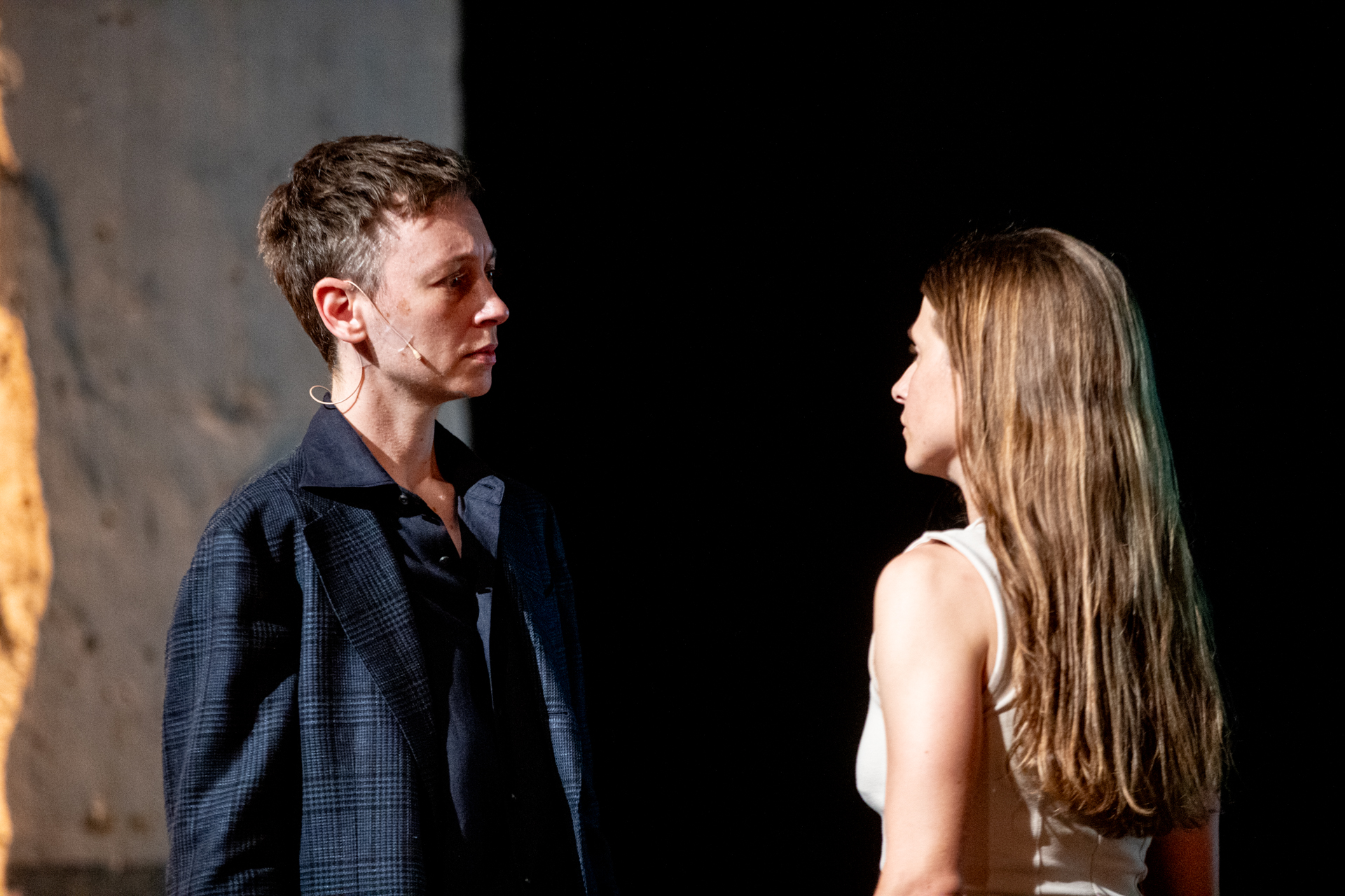 Scena teatrale intensa al Festival di Spoleto con due attori