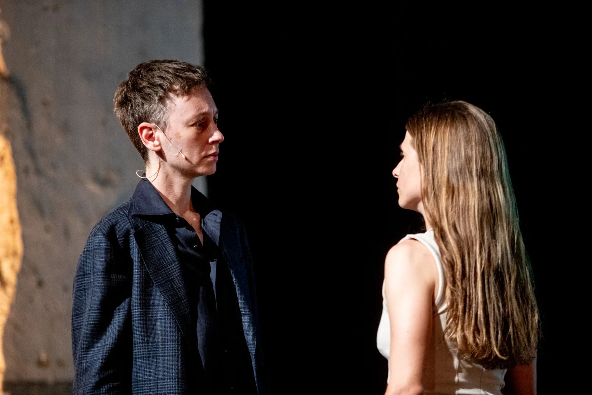 Scena teatrale intensa al Festival di Spoleto con due attori