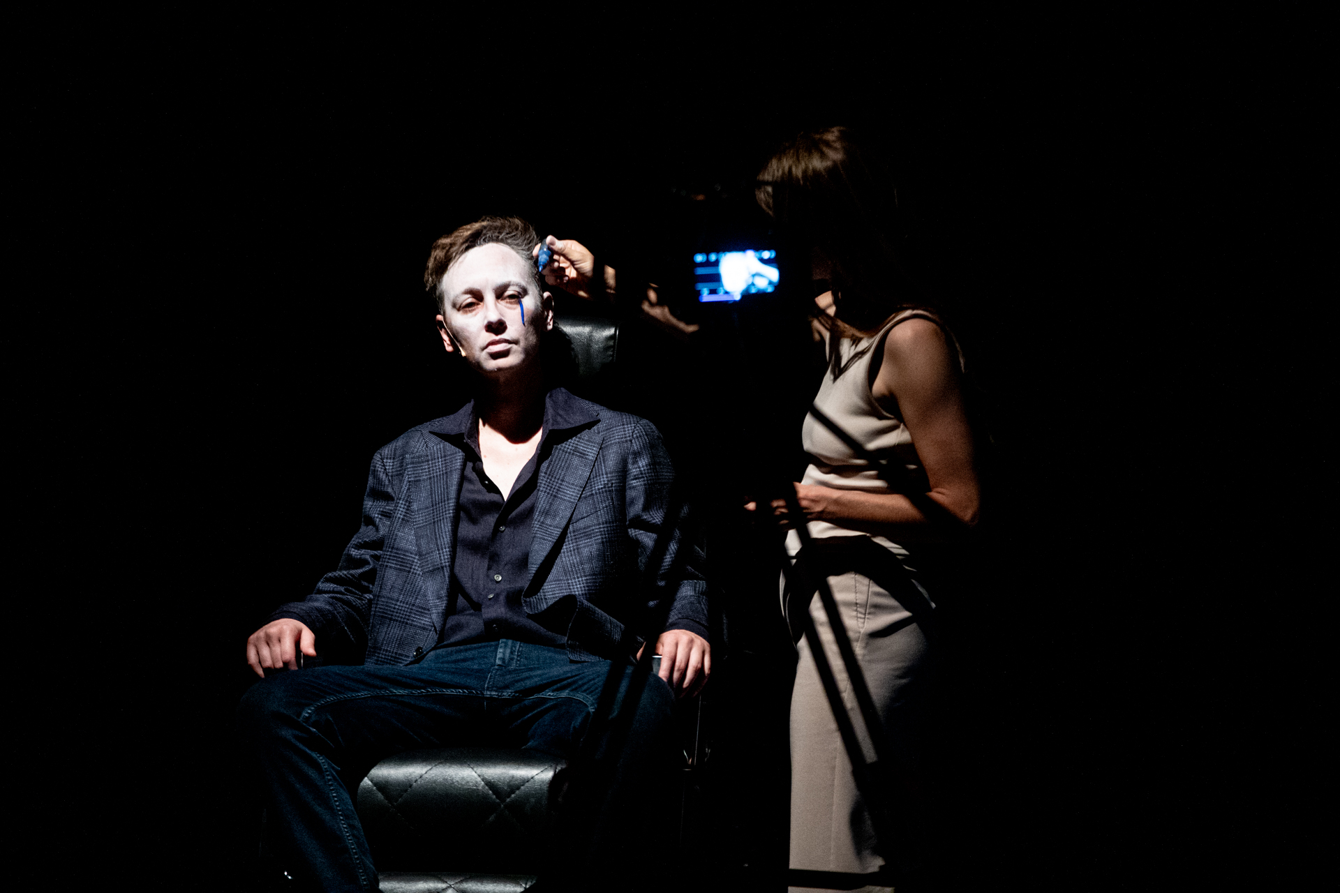 Performance teatrale intensa al Festival di Spoleto, attori in scena scura