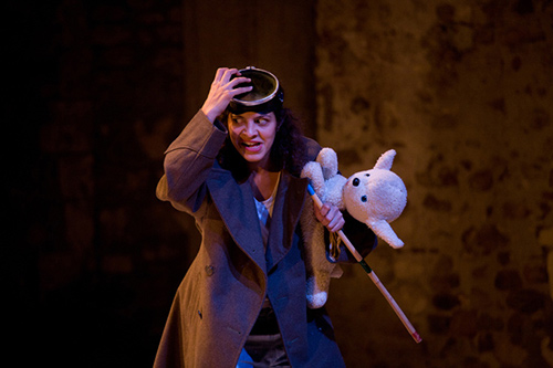 Attrice teatrale con pupazzo sul palco al Festival di Spoleto