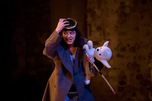 Attrice teatrale con pupazzo sul palco al Festival di Spoleto