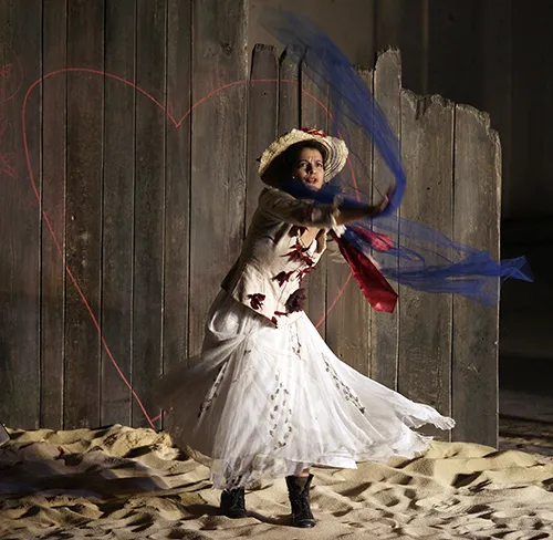 Performance teatrale al Festival di Spoleto con donna in abito d'epoca