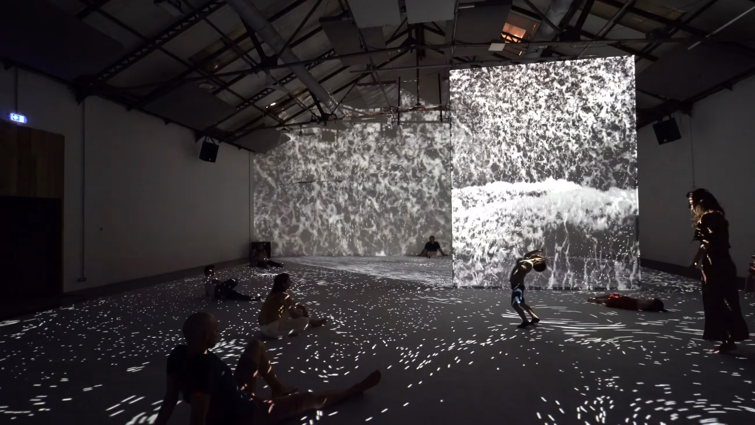Installazione artistica al Festival di Spoleto con proiezioni e movimento scenico