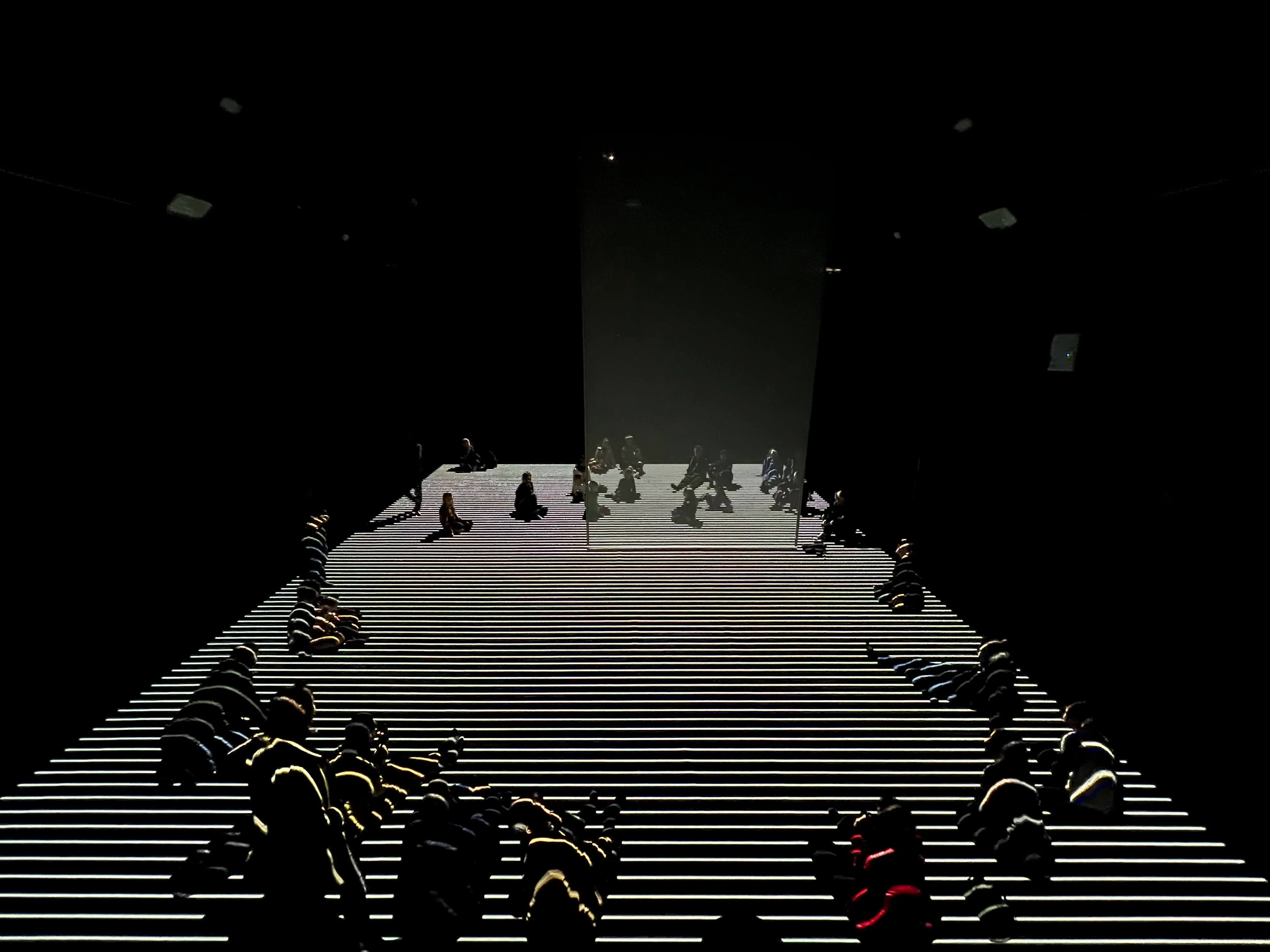 Performance artistica al Festival di Spoleto con sagome su scale geometriche