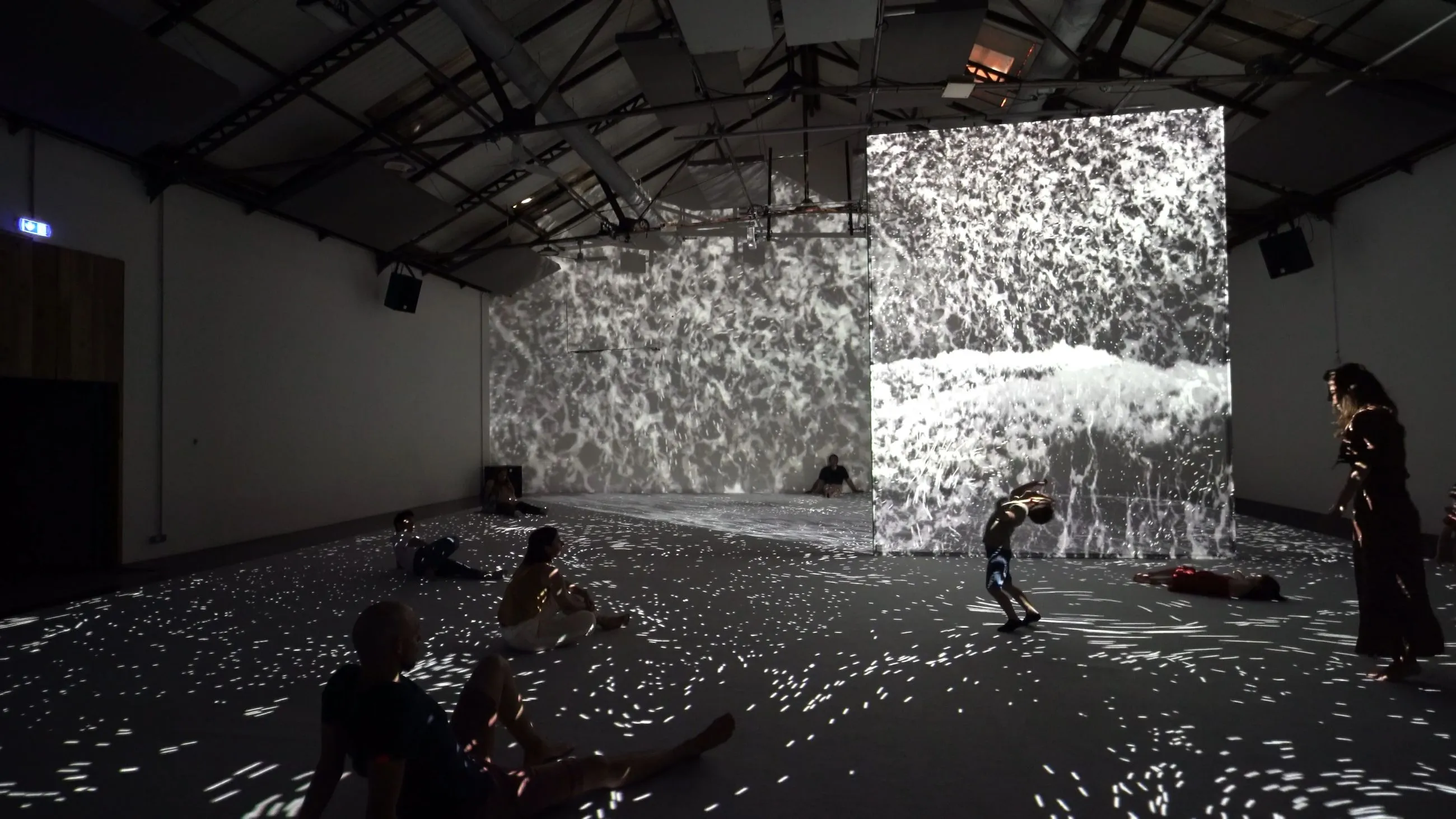 Installazione artistica al Festival di Spoleto con proiezioni e movimento scenico