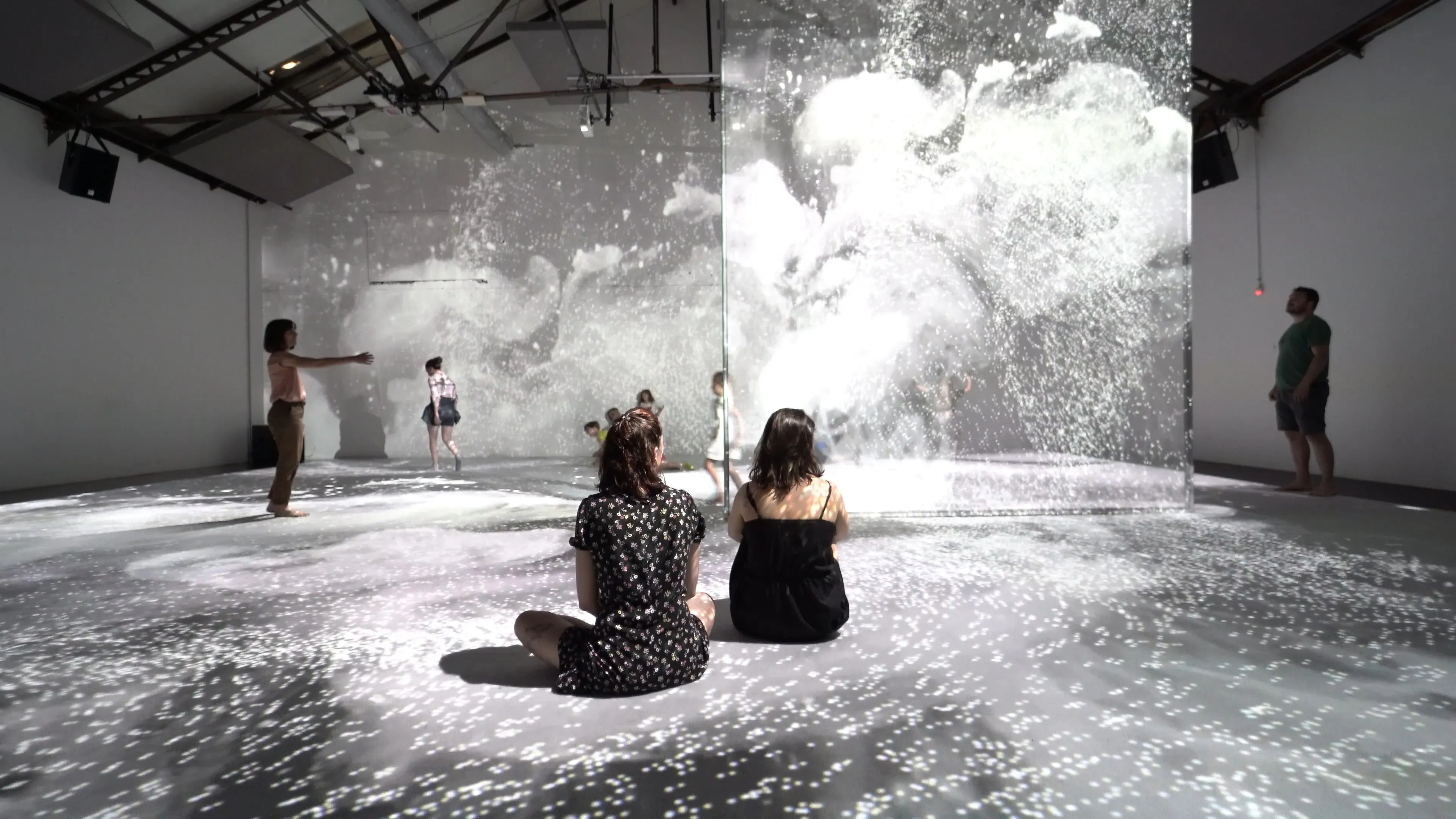 Installazione artistica immersiva al Festival di Spoleto con proiezioni di nuvole