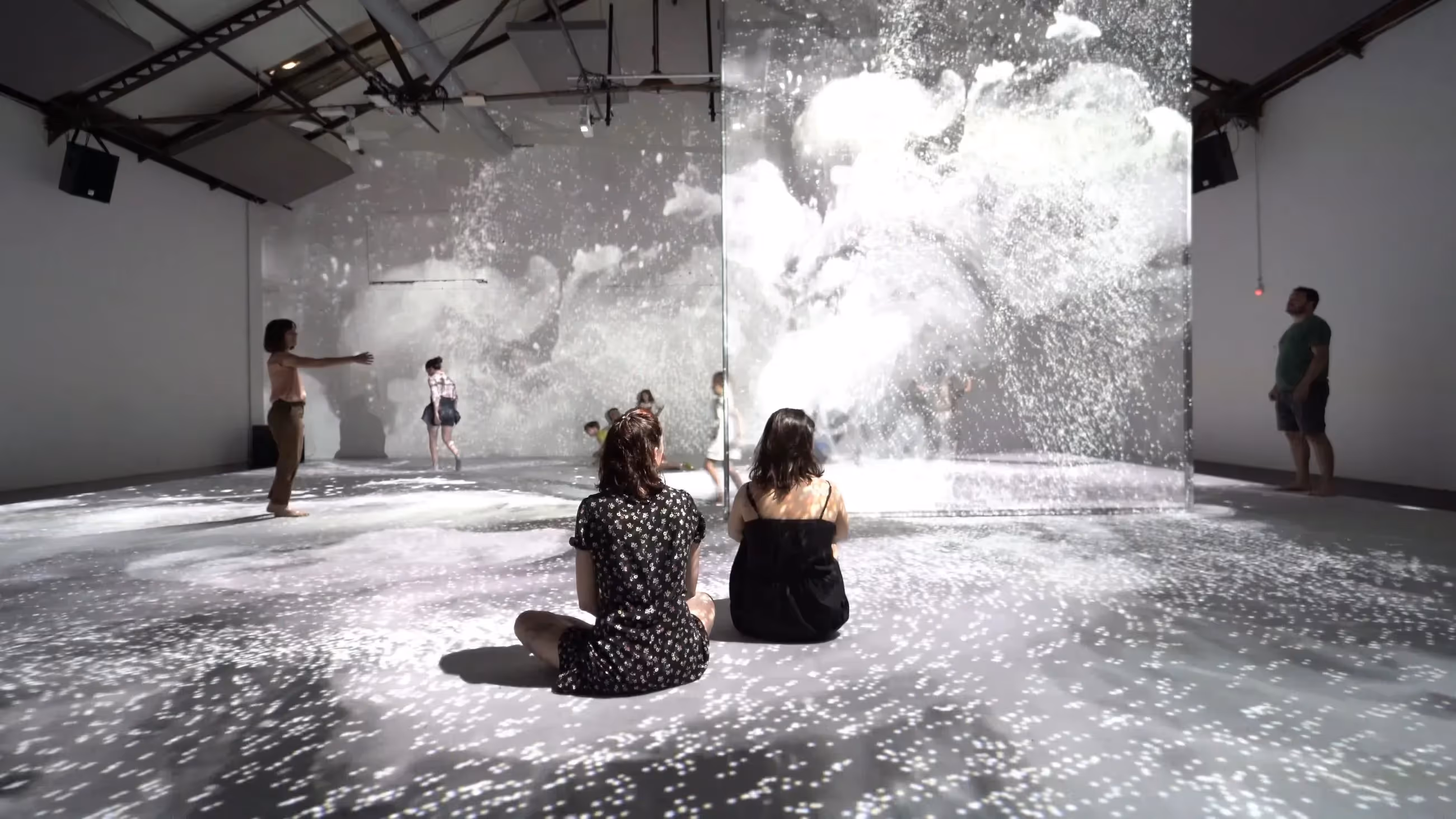 Installazione artistica immersiva al Festival di Spoleto con proiezioni di acqua
