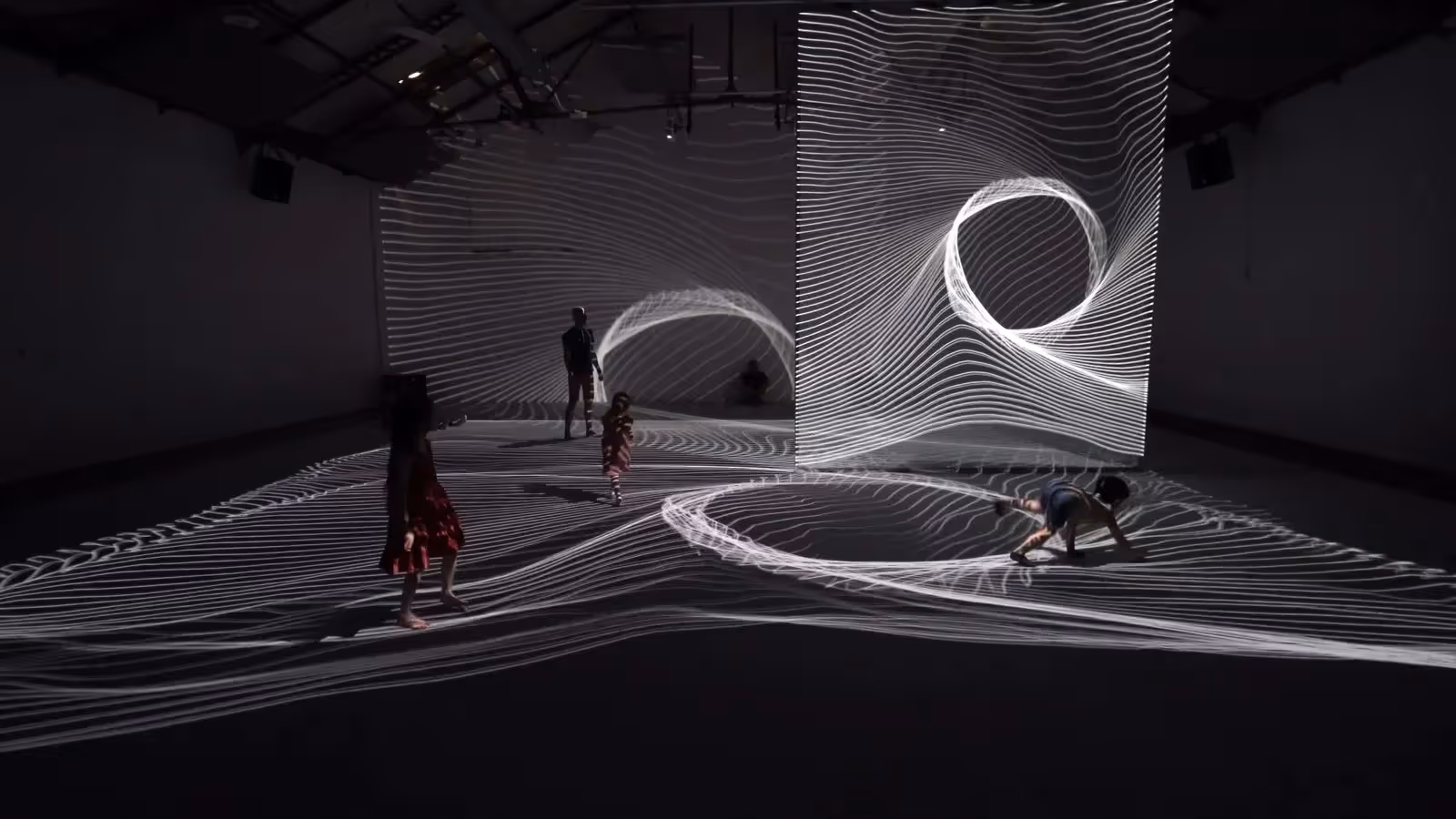 Installazione artistica al Festival di Spoleto con onde luminose e movimenti geometrici
