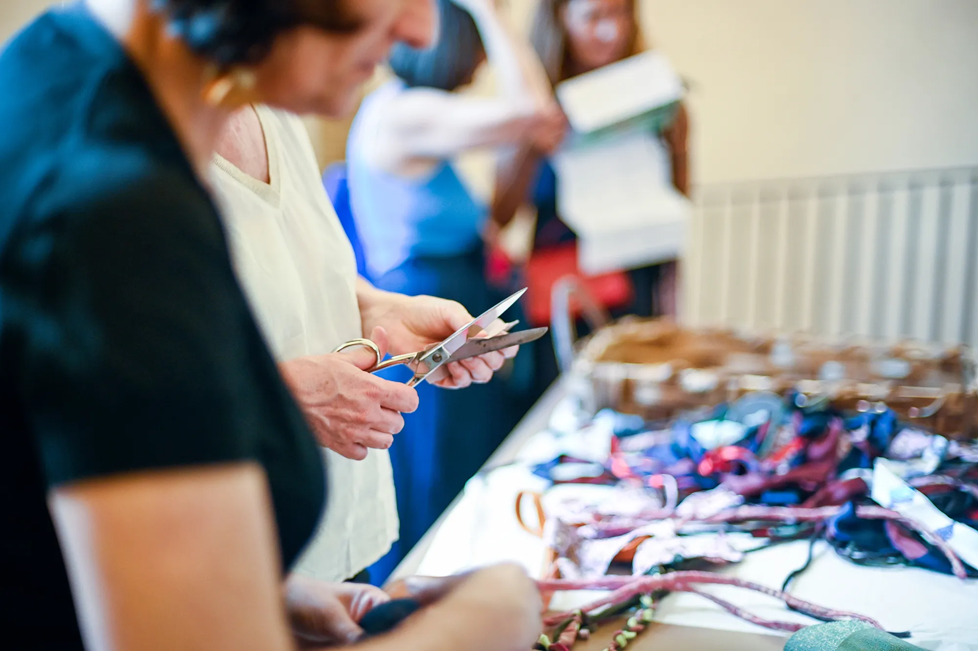 Creatività al Festival di Spoleto: mani al lavoro con forbici e nastri colorati