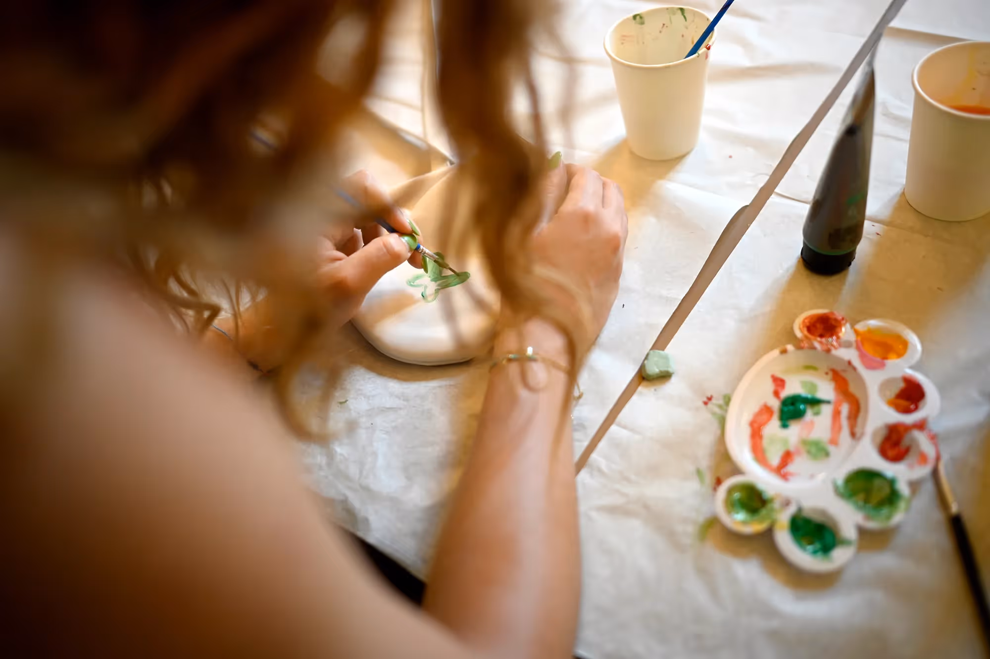 Artist painting at Festival di Spoleto, creating colorful artwork with palette