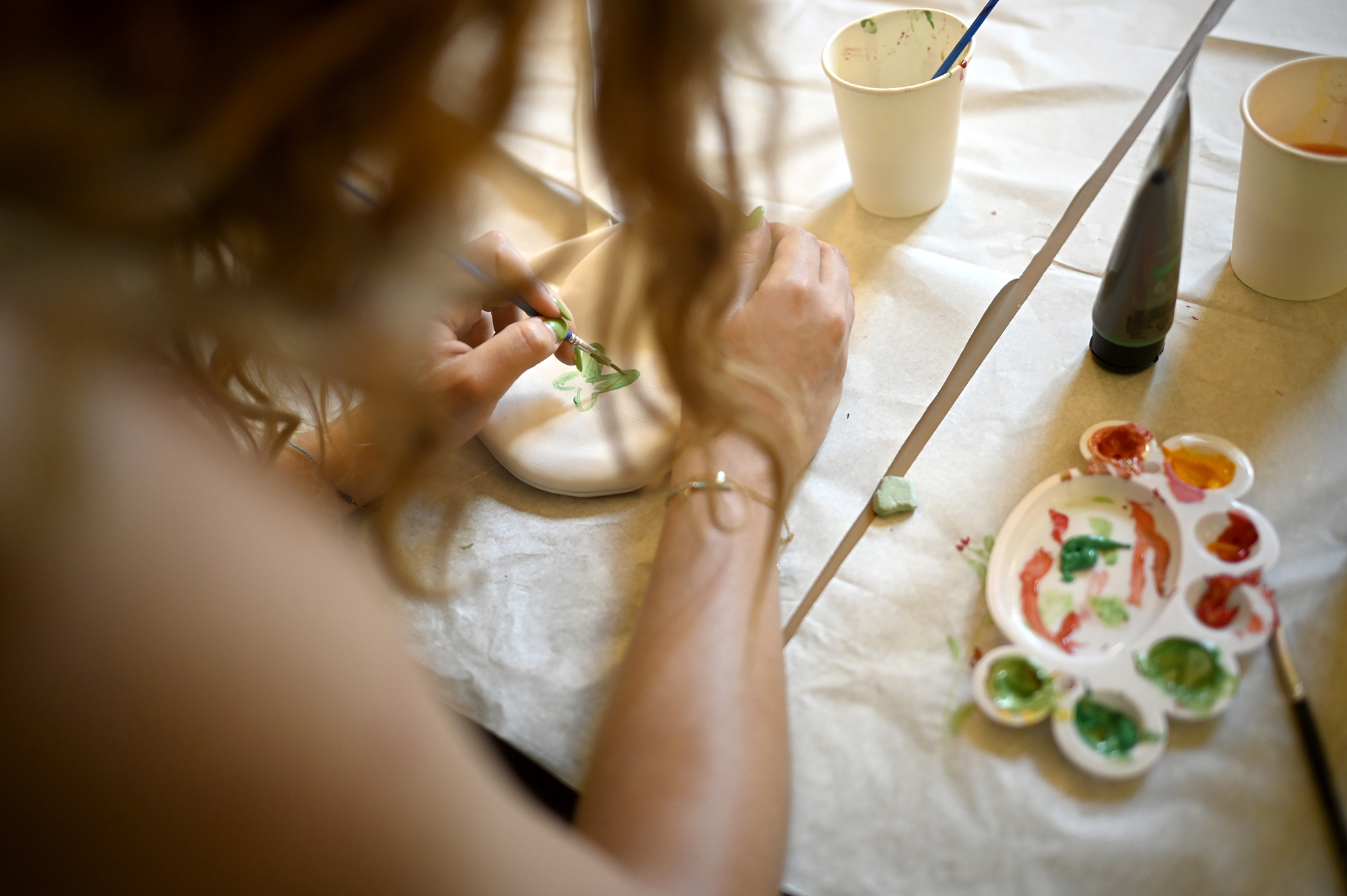 Artist painting at Festival di Spoleto, creating colorful artwork with palette