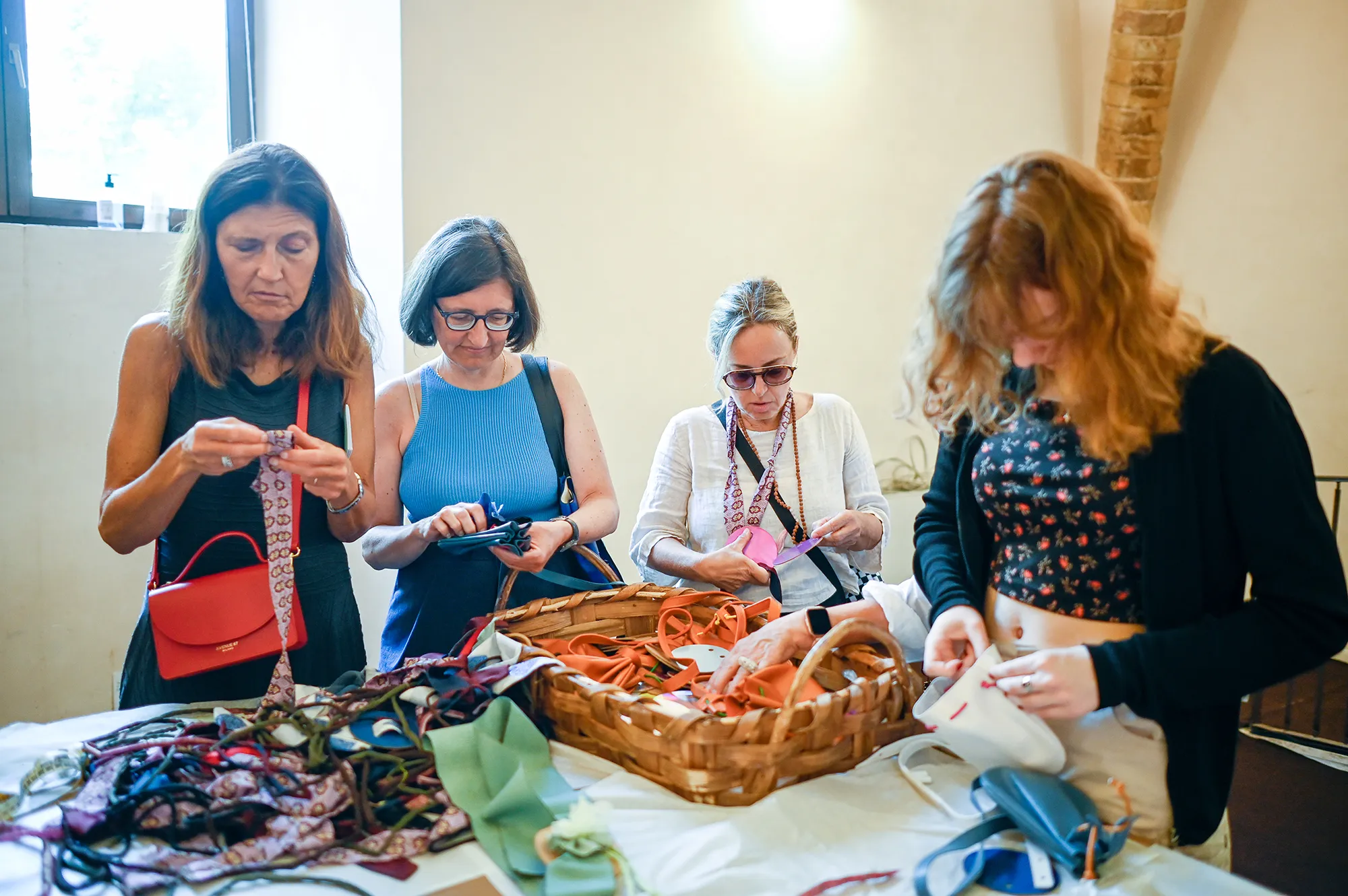 Preparazione artigianale al Festival di Spoleto, donne creative al lavoro