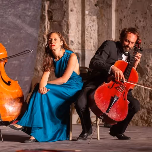 Musicisti al Festival di Spoleto suonano violoncello in abito elegante