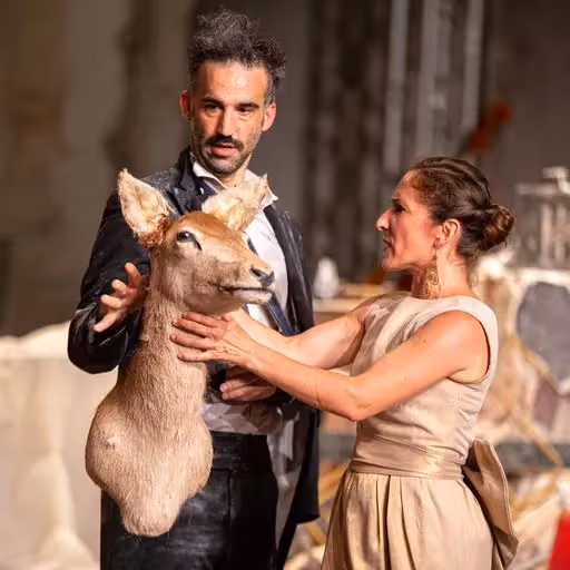 Performance teatrale surreale al Festival di Spoleto con cervo impagliato