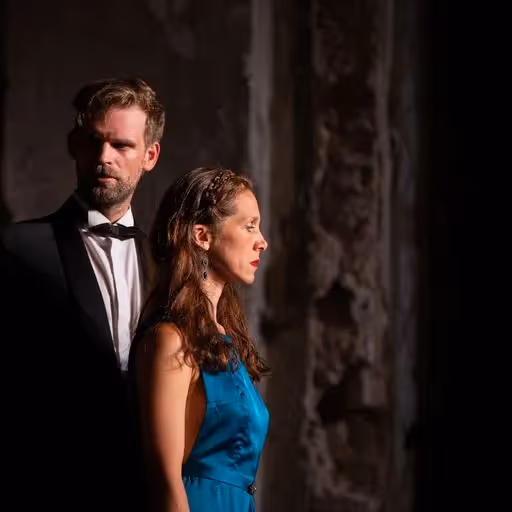 Due artisti in posa al Festival di Spoleto, eleganti e silenziosi