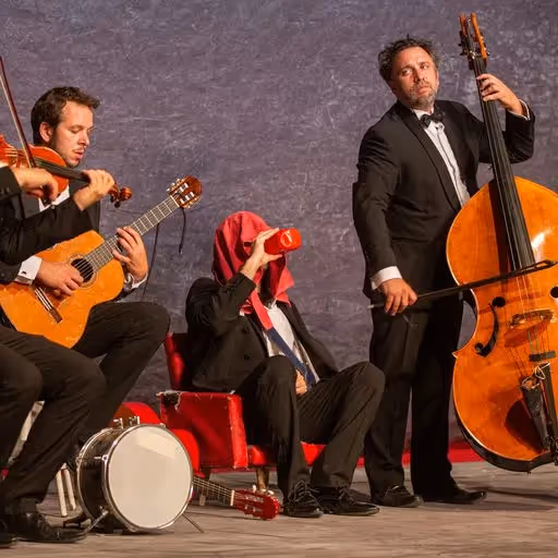 Musicisti in abiti da sera al Festival di Spoleto, suonano strumenti classici