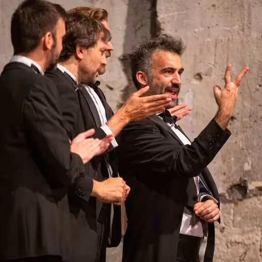 Artisti appassionati durante il Festival di Spoleto, gesticolando intensamente