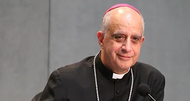 Vescovo anziano al Festival di Spoleto, sorridente in abito ecclesiastico nero