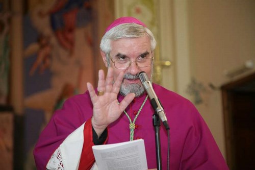 Bishop speaking at Festival di Spoleto, gesturing with hand near microphone