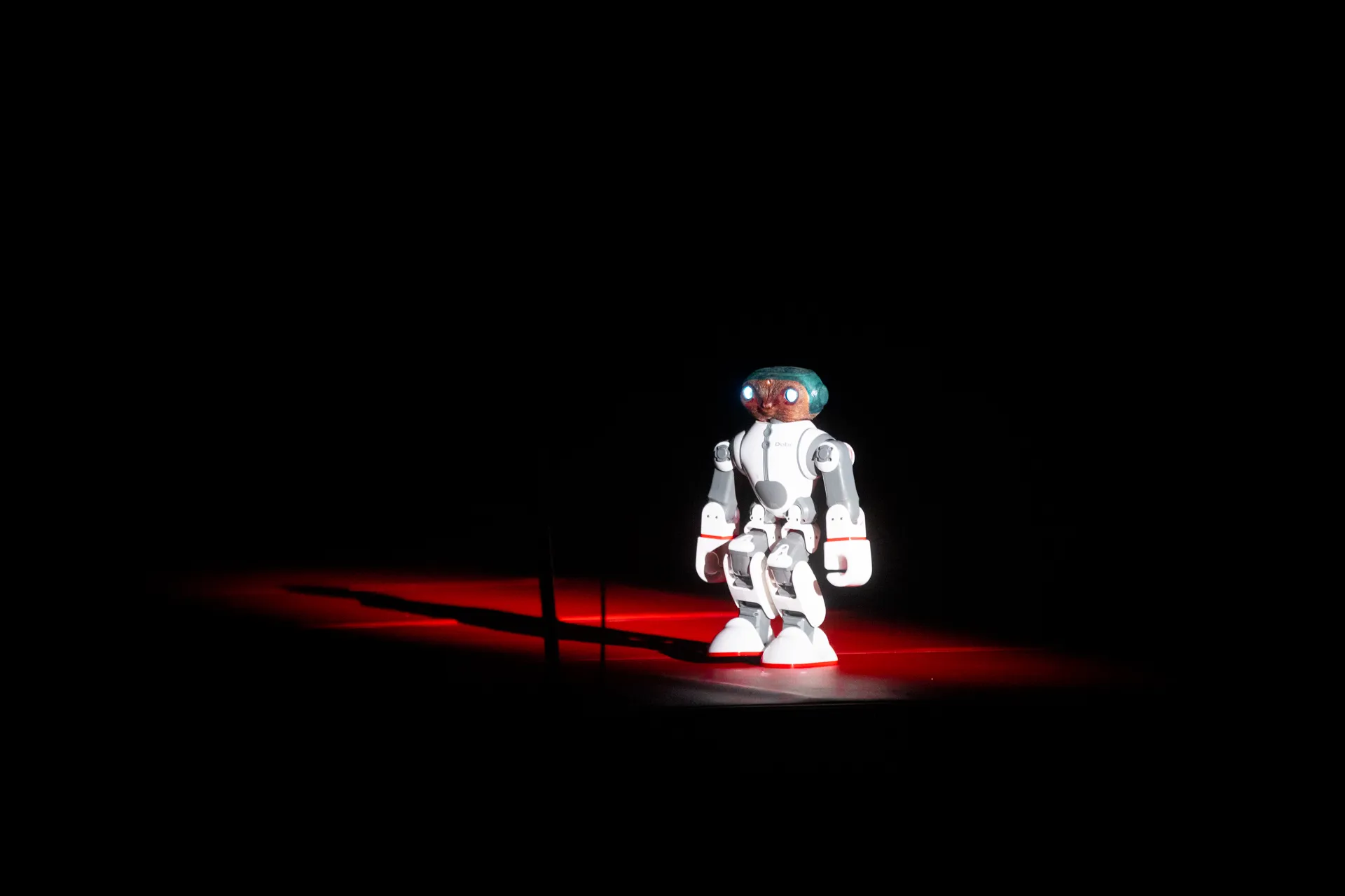 Robot illuminato sul palco al Festival di Spoleto, suggestiva performance tecnologica