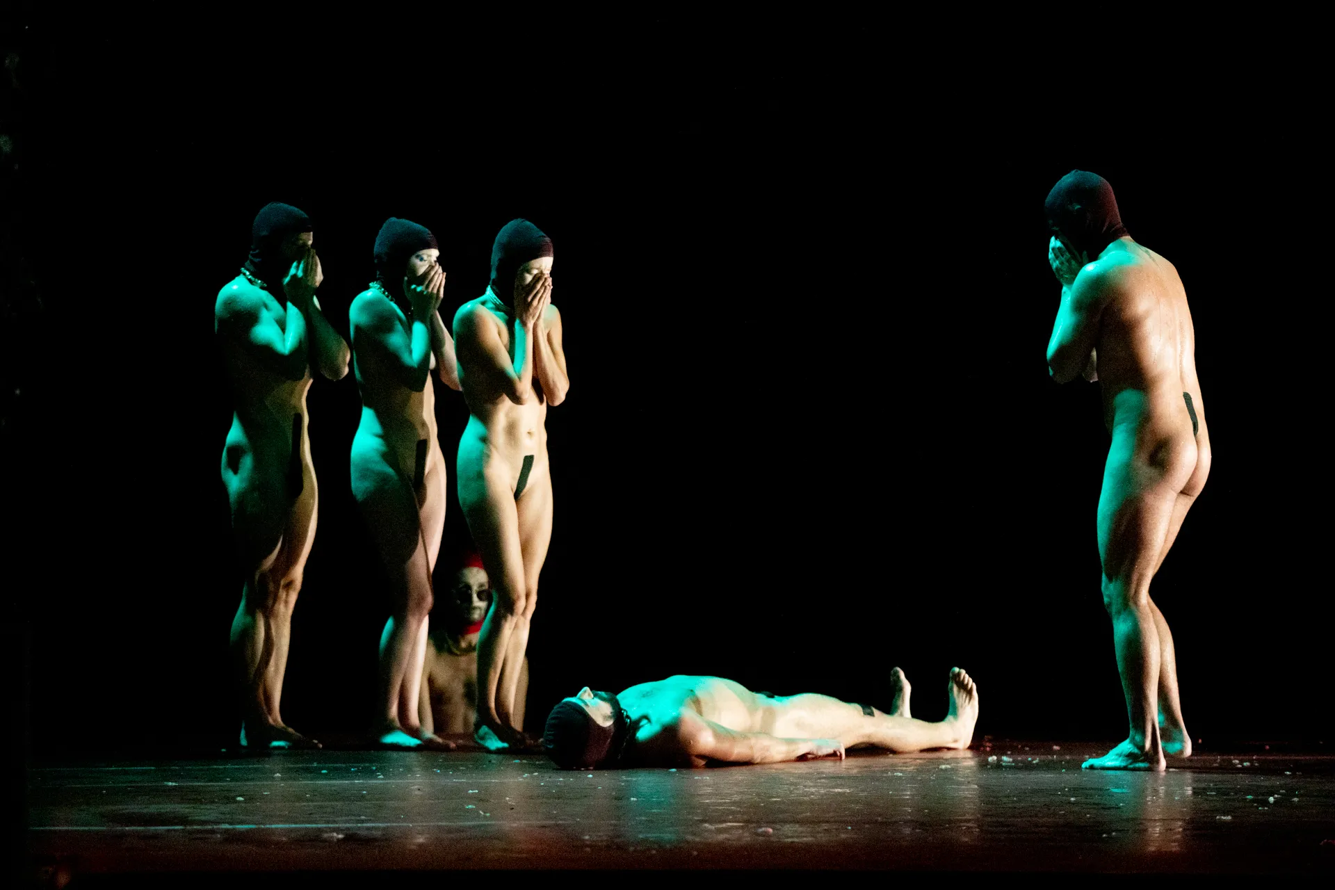 Performance drammatica di danza al Festival di Spoleto, corpi nudi in luce verde