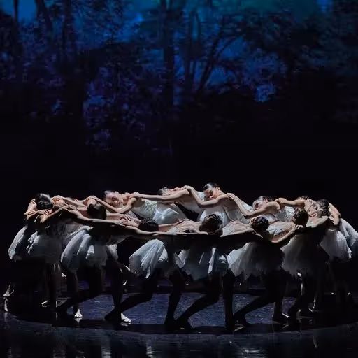 Danzatori in cerchio durante il Festival di Spoleto, arte coreutica notturna