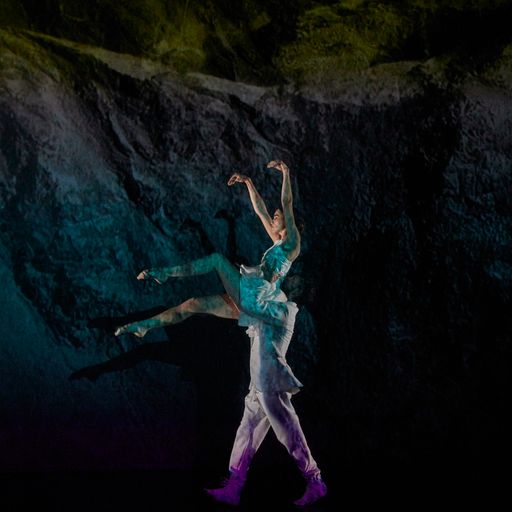 Danzatori in movimento al Festival di Spoleto, arte e grazia sulla scena