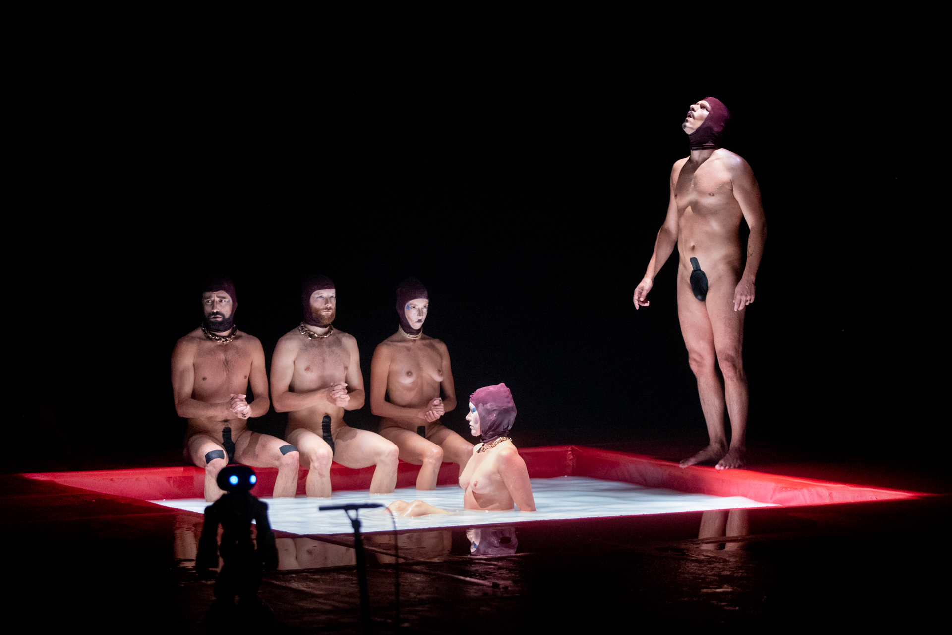 Performance artistica al Festival di Spoleto con performer nudi su palcoscenico rosso