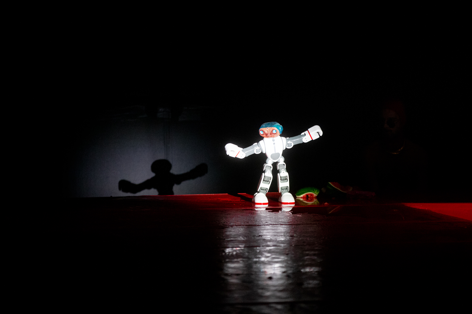 Robot artistico al Festival di Spoleto, ombra danzante su palcoscenico scuro