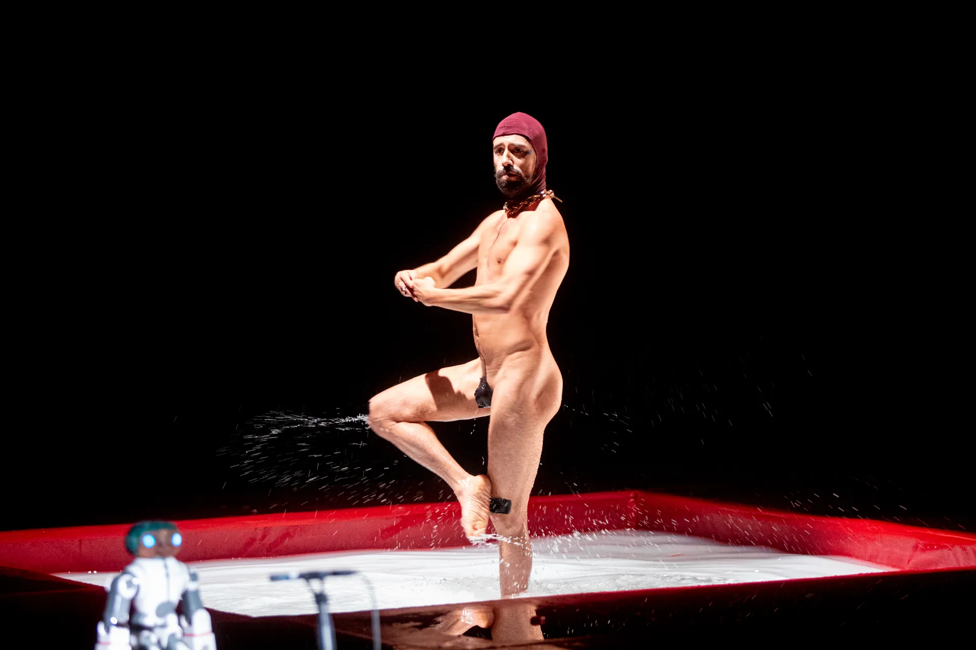 Performer nudo sul palco al Festival di Spoleto, movimento artistico dinamico