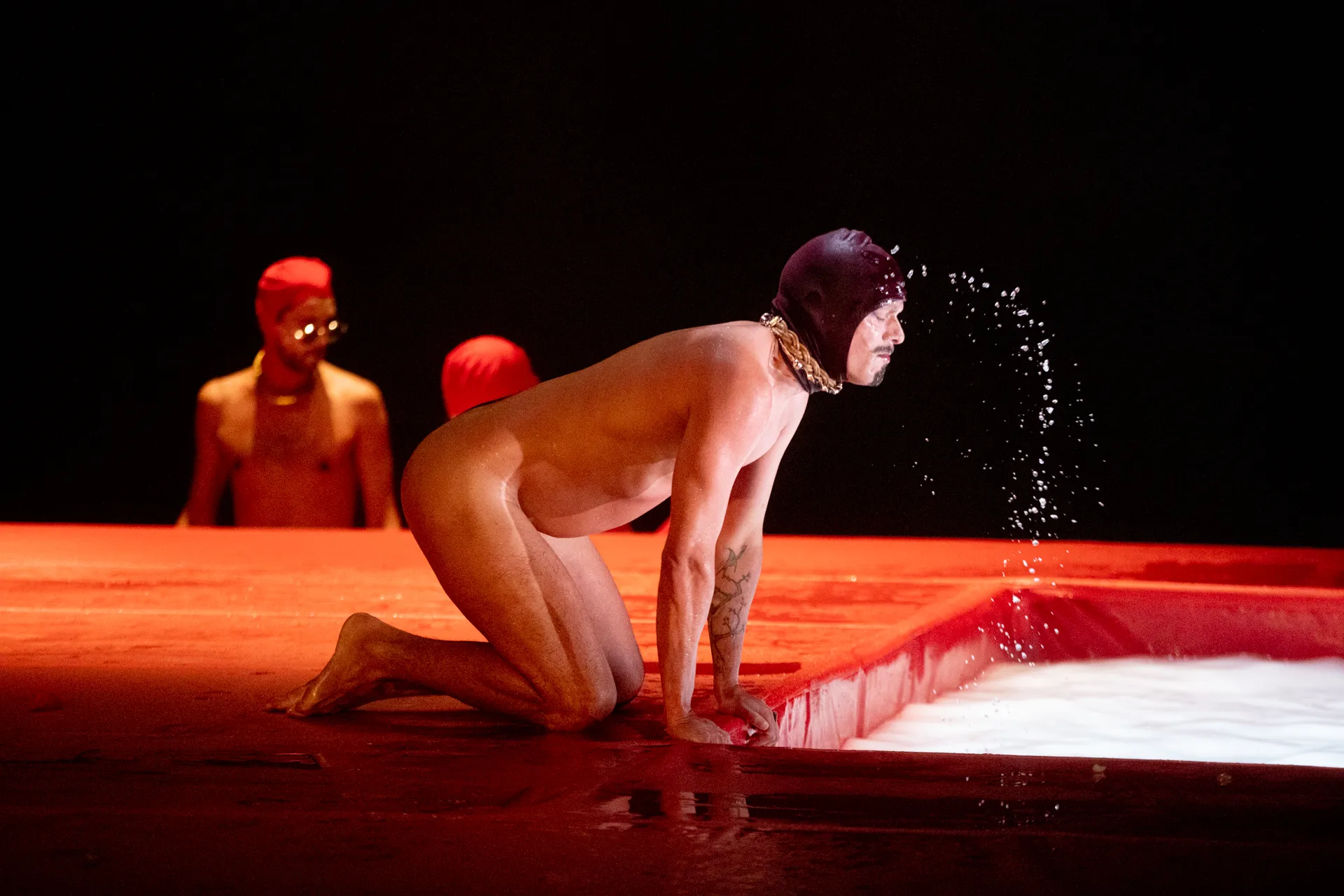 Performance artistica intensa al Festival di Spoleto con performer acquatico