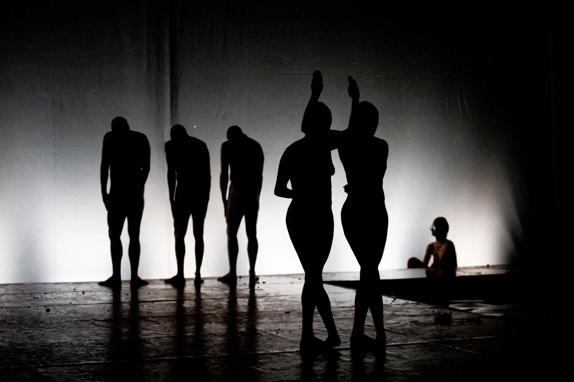 Sagome scure di performer al Festival di Spoleto, arte in controluce