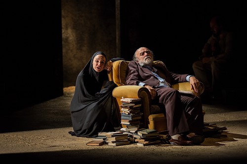 Anziano e suora seduti su poltrona al Festival di Spoleto, circondati da libri