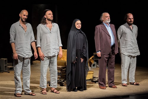 Attori sul palco al Festival di Spoleto, in posa drammatica e variata