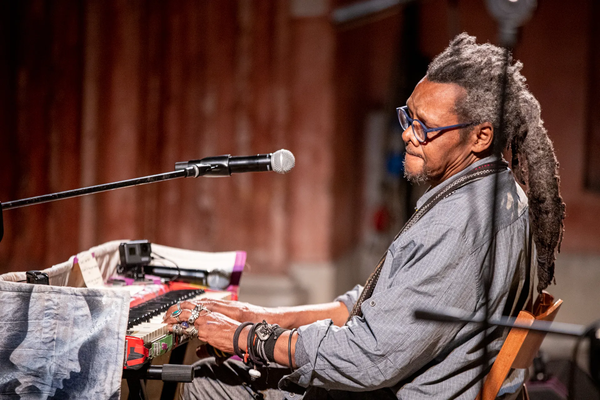 Musicista con dreadlocks si esibisce al Festival di Spoleto, suonando tastiera e microfono