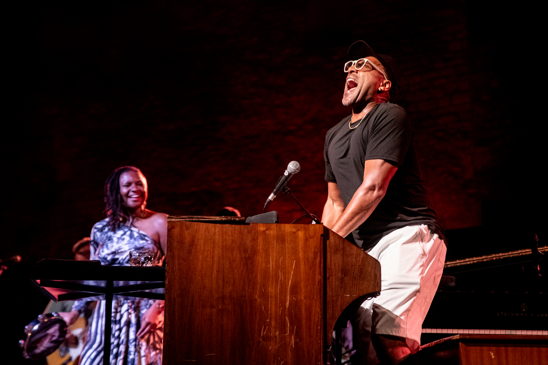 Esibizione energica al Festival di Spoleto con artista al microfono