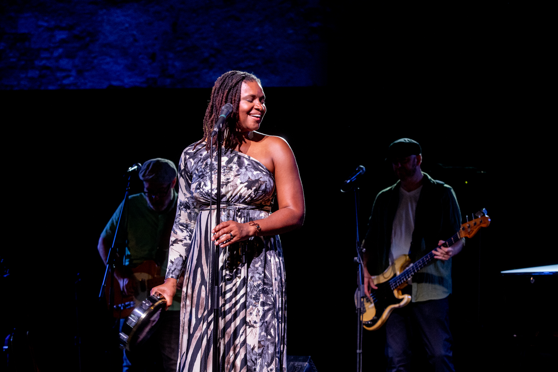 Esibizione musicale al Festival di Spoleto, cantante con band sul palco