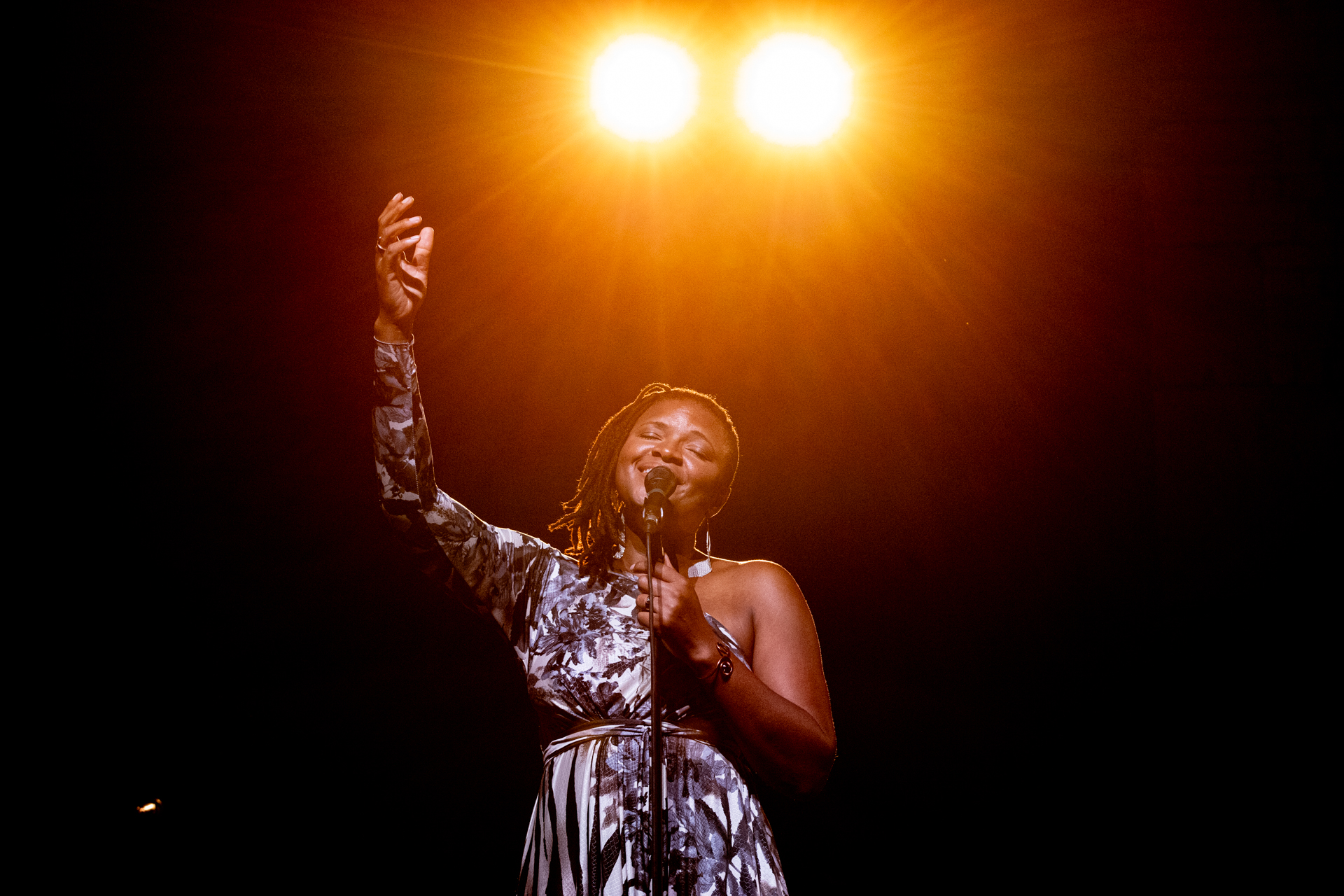 Artista durante un'esibizione emozionante al Festival di Spoleto